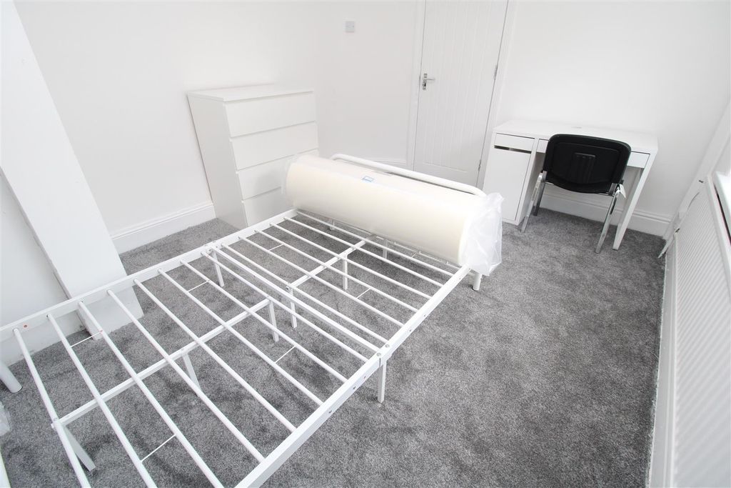 Property photo 3 of 14 Bright Modern Bedroom With Dedicated Study Desk...