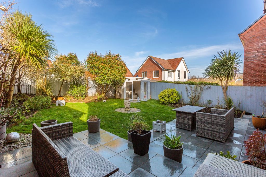 Property photo 2 of 32