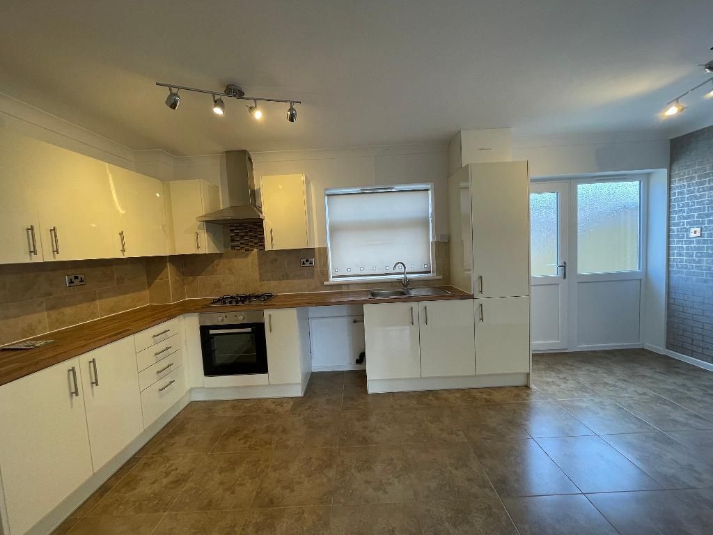 Property photo 3 of 10 Kitchen