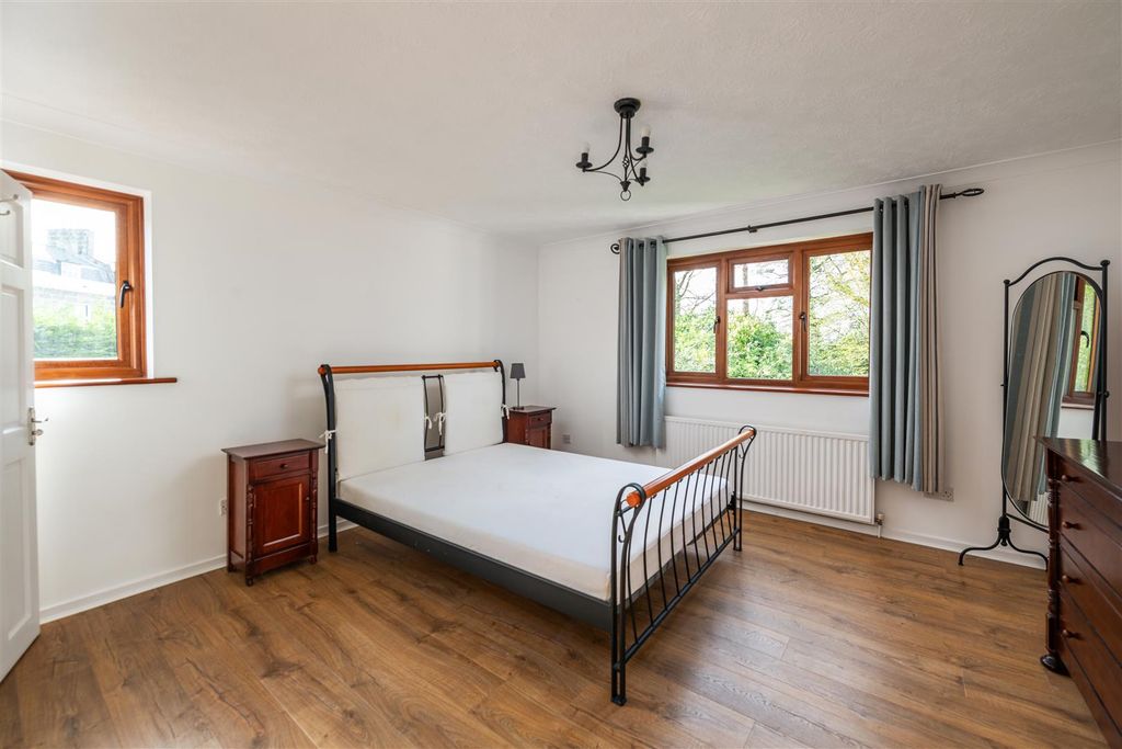 Additional image 10 of 6 bed detached house for saleCrawley Lane, Crawley RH10
