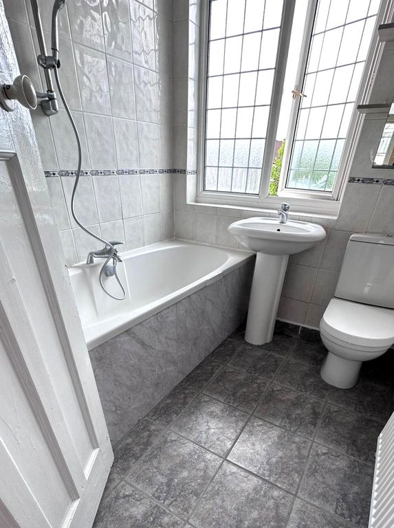 Property photo 1 of 10 Bathroom