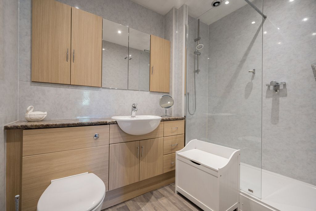 Property photo 3 of 11 1335966-9-6895Dde...