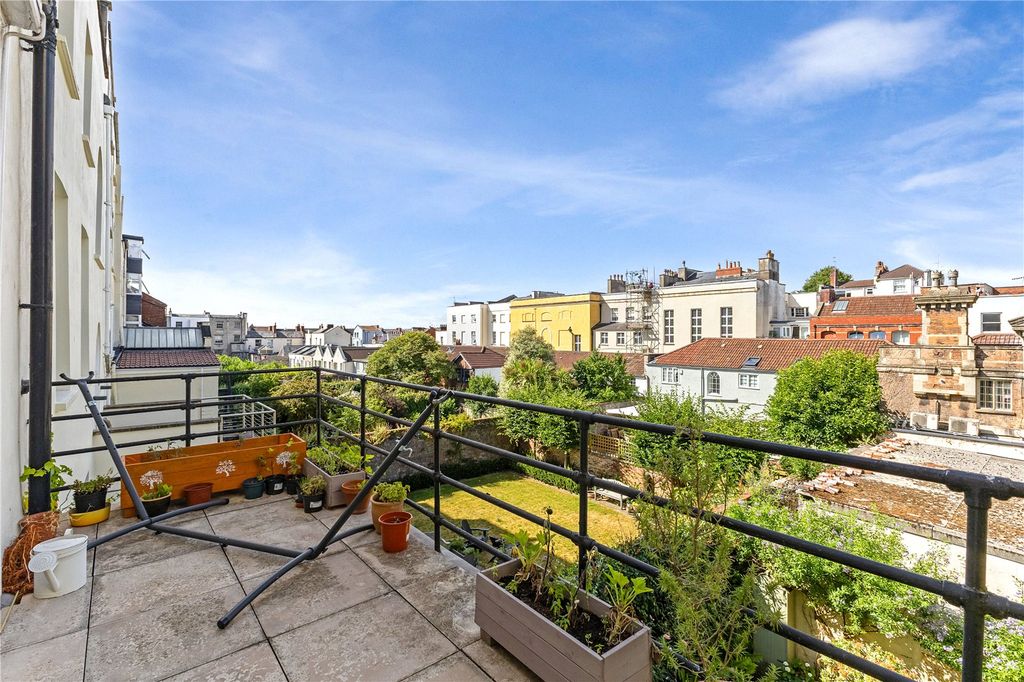 Property photo 2 of 10 Roof Terrace