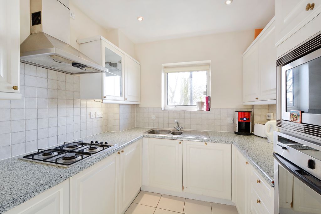 Property photo 2 of 9 Large Integrated Kitchen