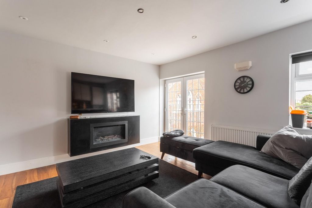 Property photo 2 of 11 Shelley Road-7.Jpg