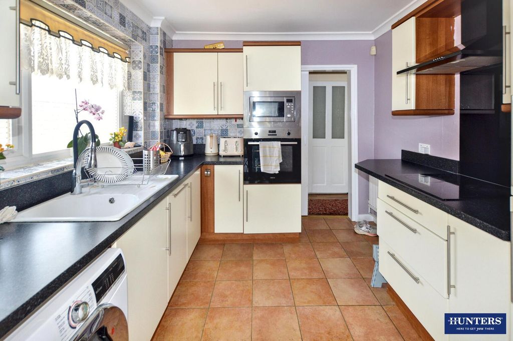 Property photo 2 of 11 Kitchen
