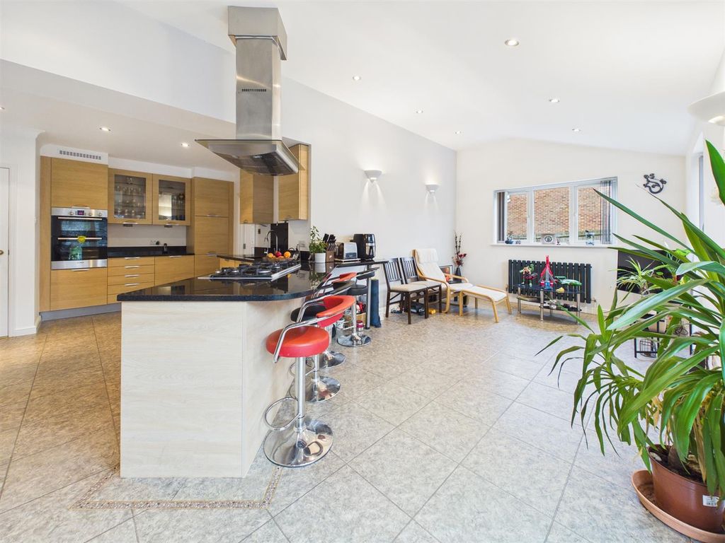 Property photo 2 of 19 Cam05510G0-Pr0180-Still015.Jpg