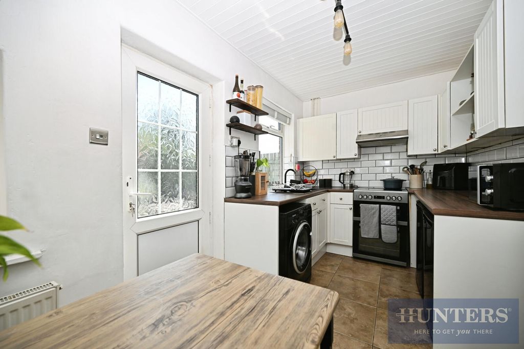 Property photo 3 of 18 Kitchen