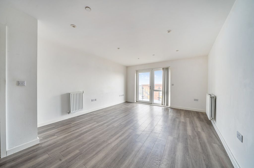 Property photo 2 of 11 1411426-10-698B0F...