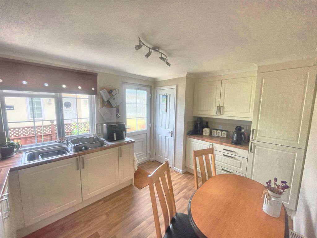 Property photo 3 of 19 Kitchen