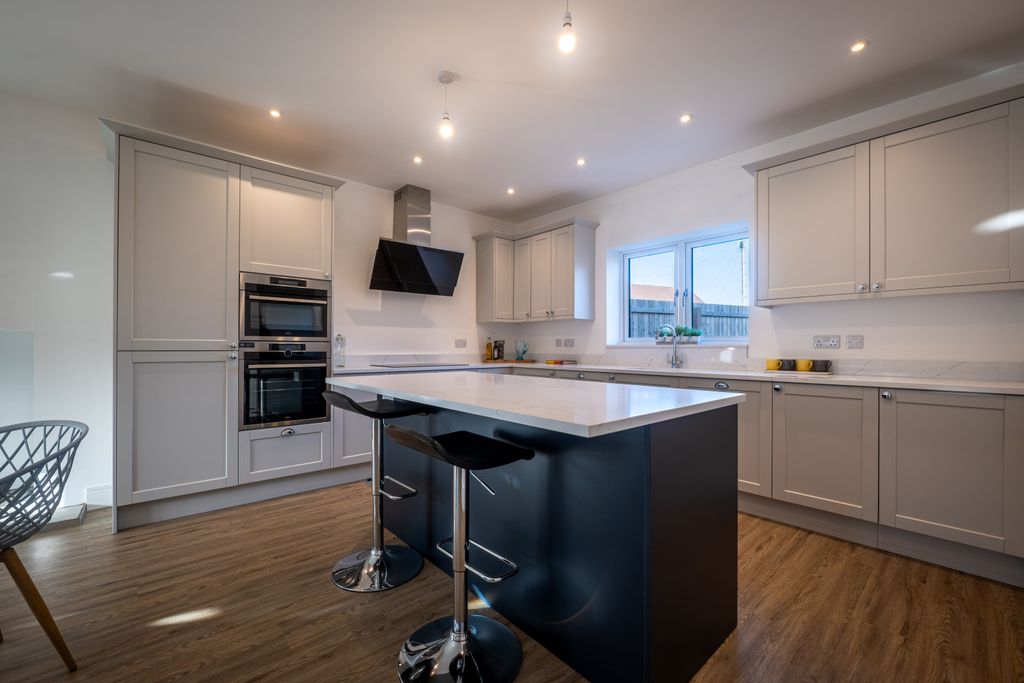 Property photo 3 of 8 Kitchen