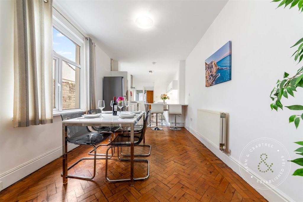 Property photo 2 of 35 Heathfield-Road-17.Jpg