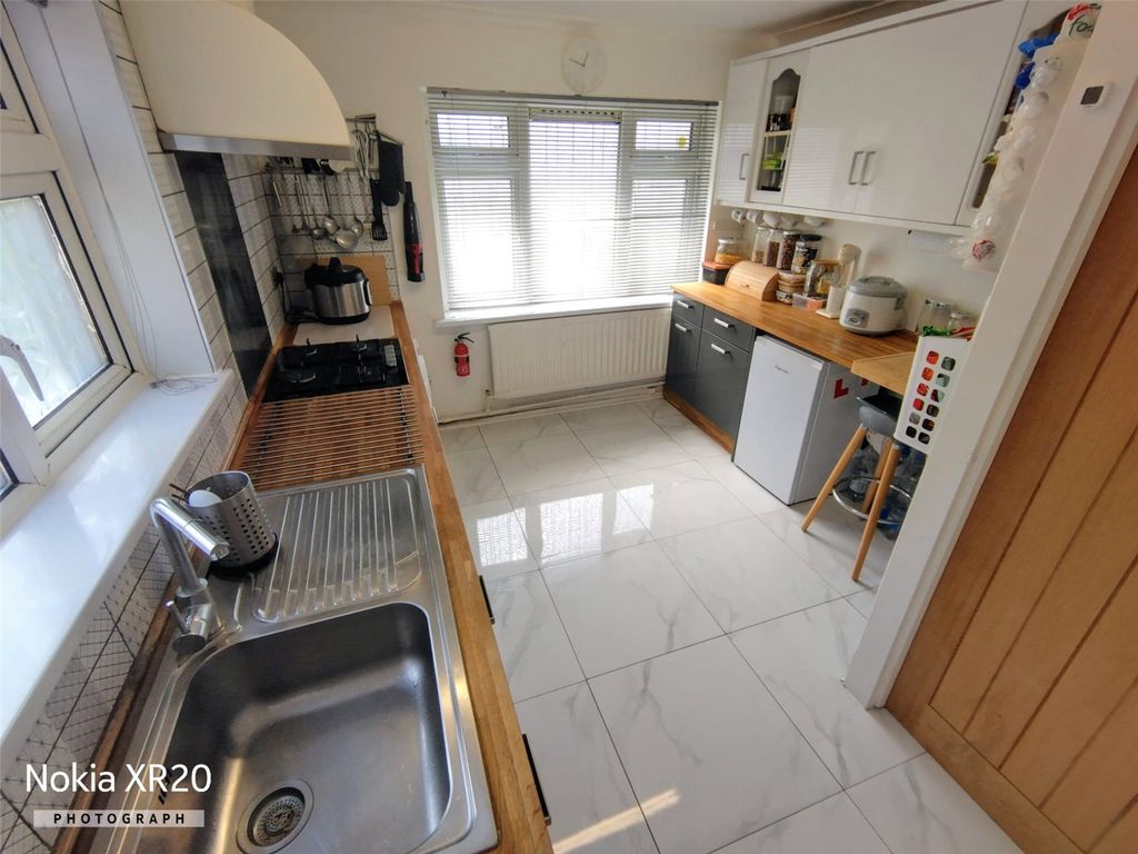 Property photo 3 of 12 Kitchen