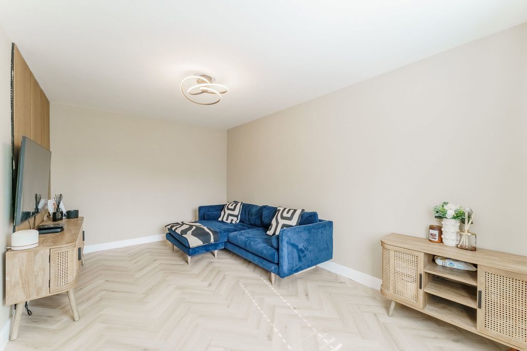 Property photo 3 of 27