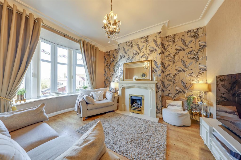 Property photo 2 of 31 Lounge