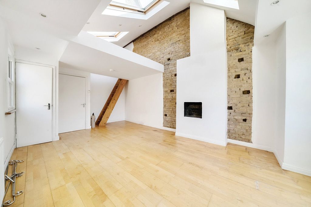 Property photo 2 of 14 1339985-1-689B0B6...