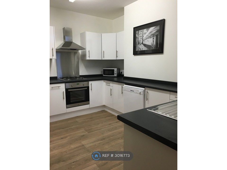 Property photo 3 of 5 Modern, Well Equipped Kitchen