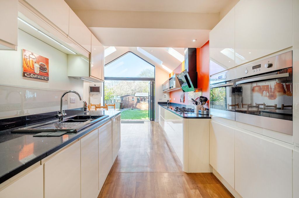 Property photo 3 of 16 1382771-13-692050...