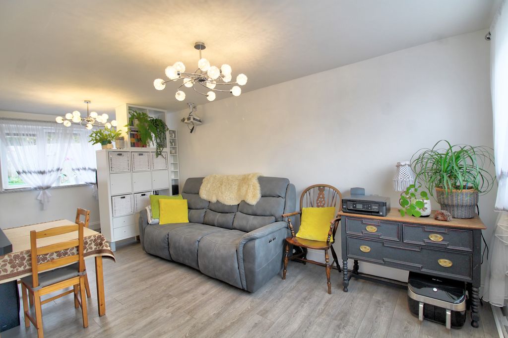 Property photo 2 of 17 Img_3165_6_7_Interior 4