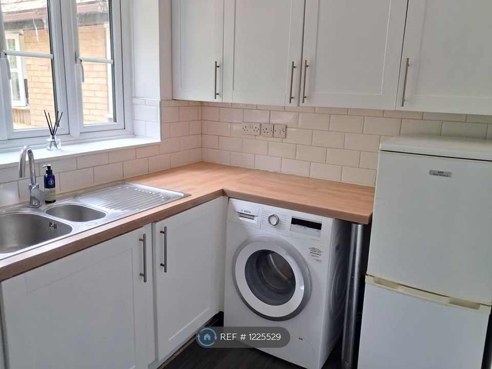 Property photo 3 of 10 Kitchen