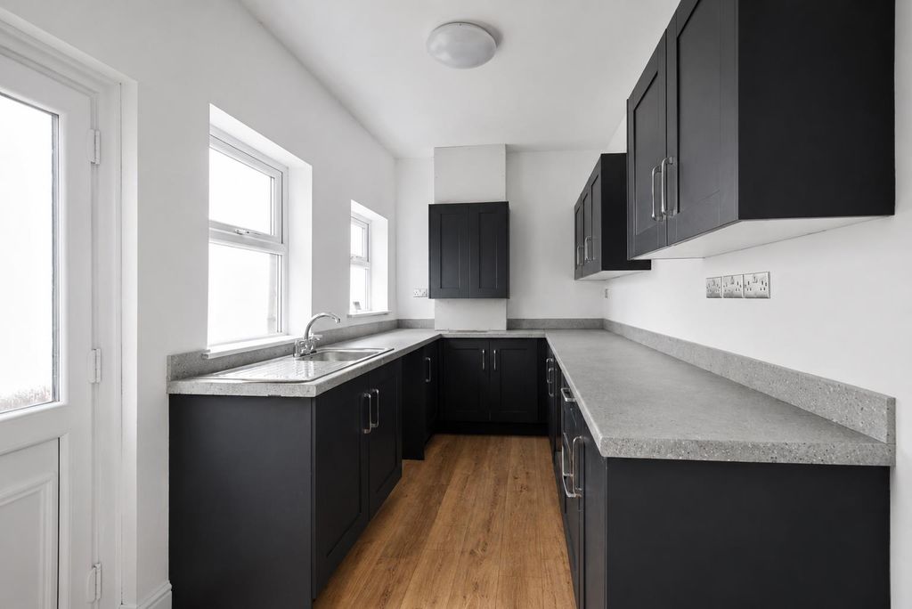 Property photo 3 of 13 Kitchen