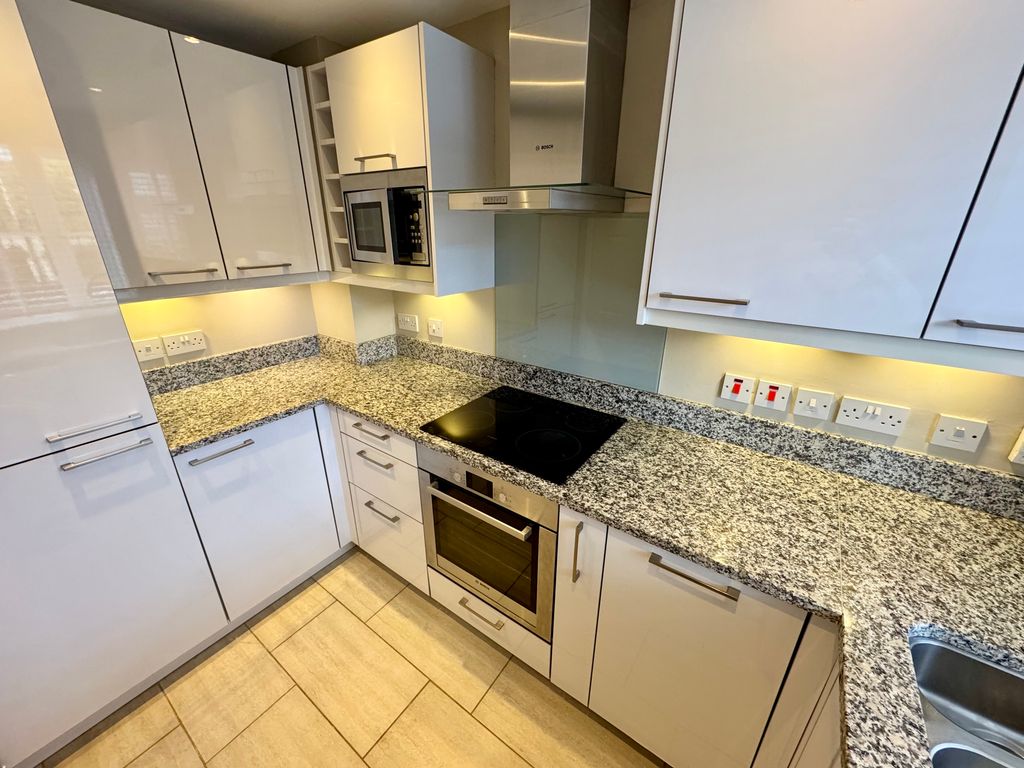 Property photo 2 of 10 6 St Thomas Mews - Kitchen