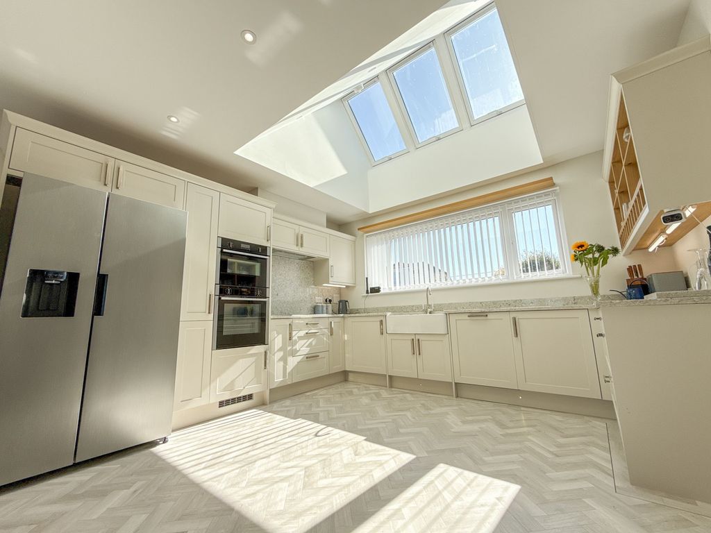 Property photo 2 of 15 Dining Kitchen