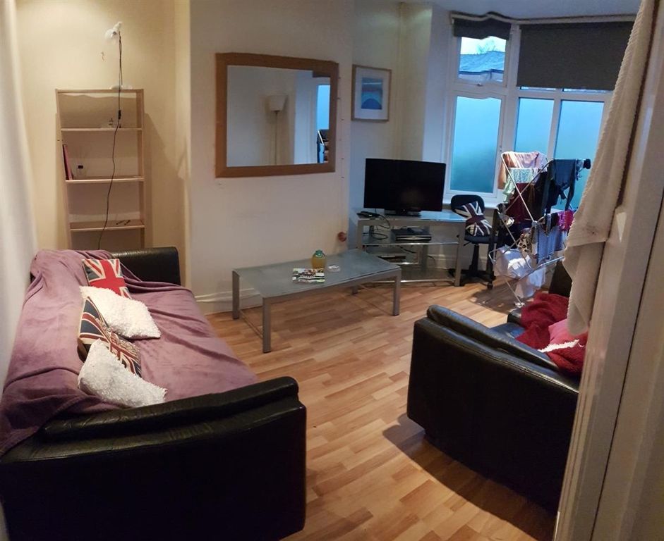 Property photo 1 of 9 A Spacious And Well-Lit Living Room Featuring Cont...