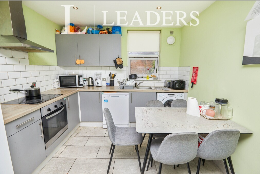 Property photo 2 of 6 Lyndhurst Kitchen