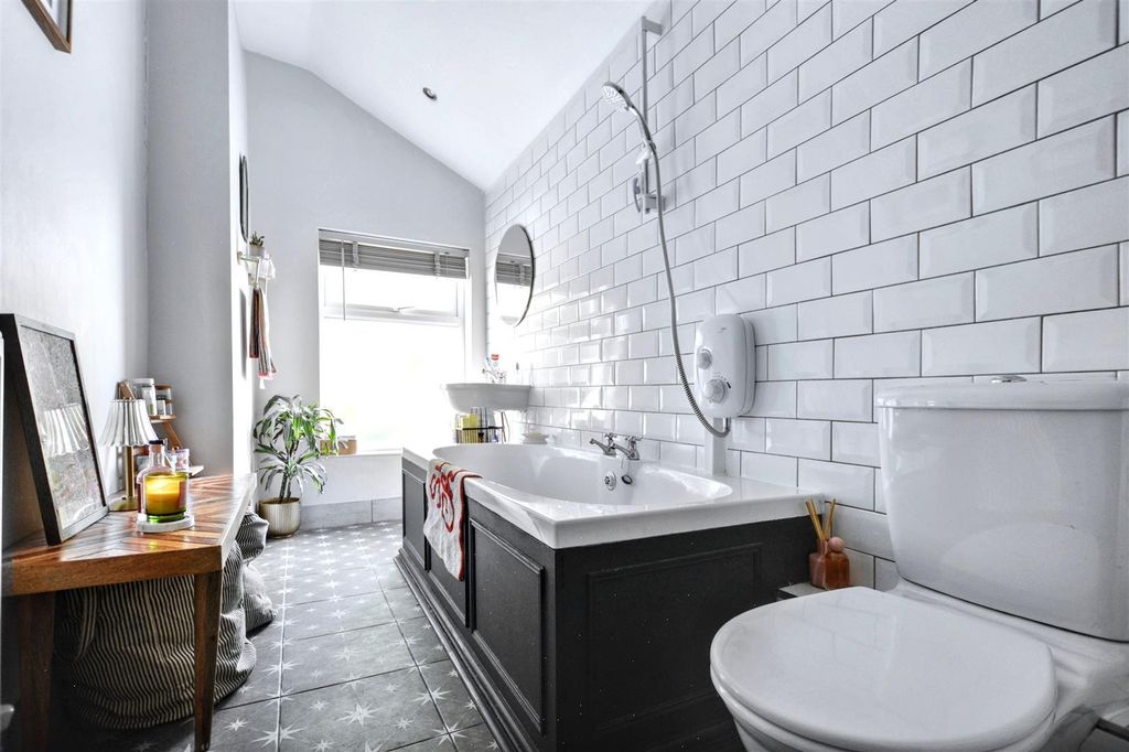 Property photo 2 of 18 Bathroom.Jpeg