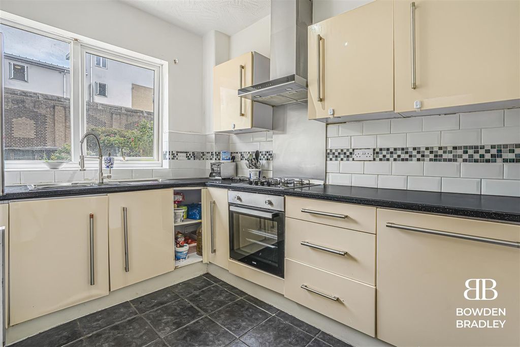 Property photo 3 of 11 Kitchen