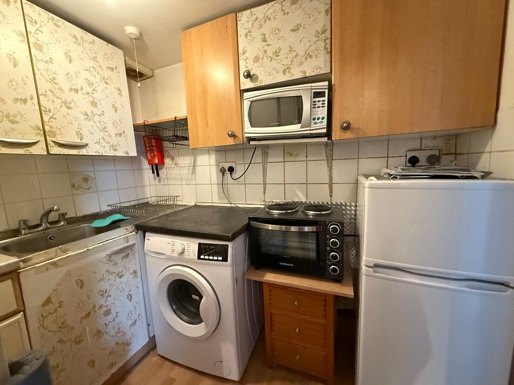 Property photo 1 of 4 Studio Flat Close To Ilford Station Ideal For Working Couples