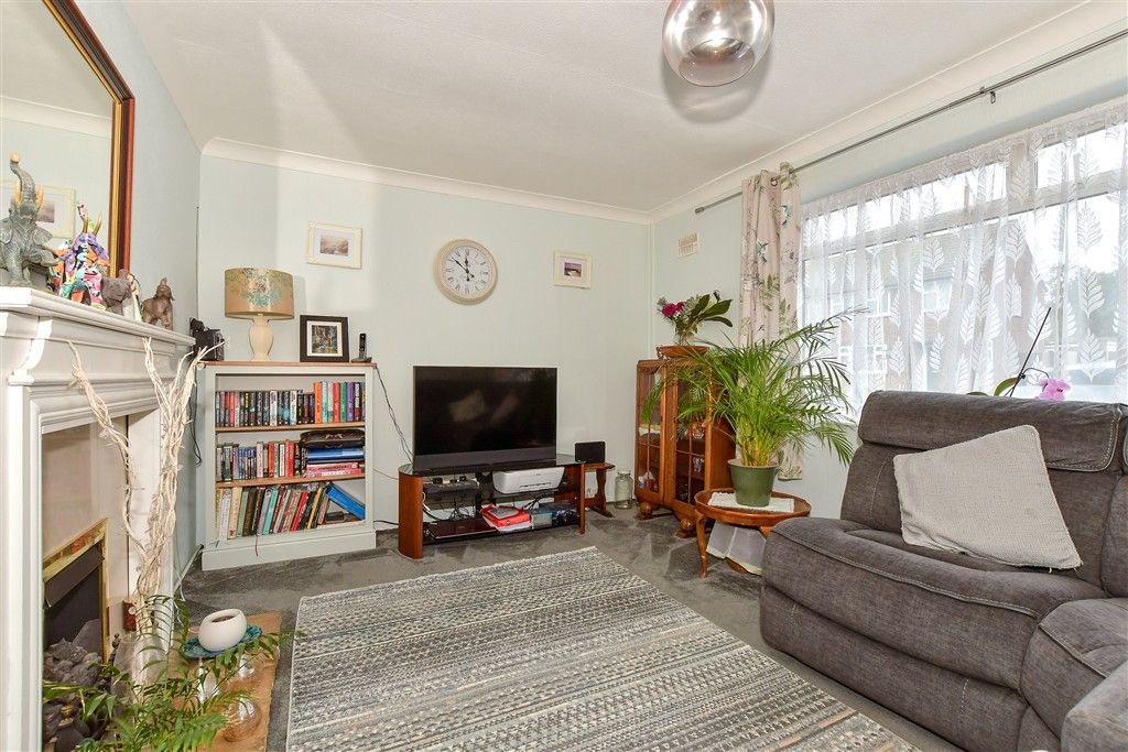 Property photo 3 of 12 Lounge