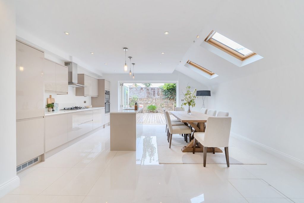 Property photo 2 of 20 Picture No. 12