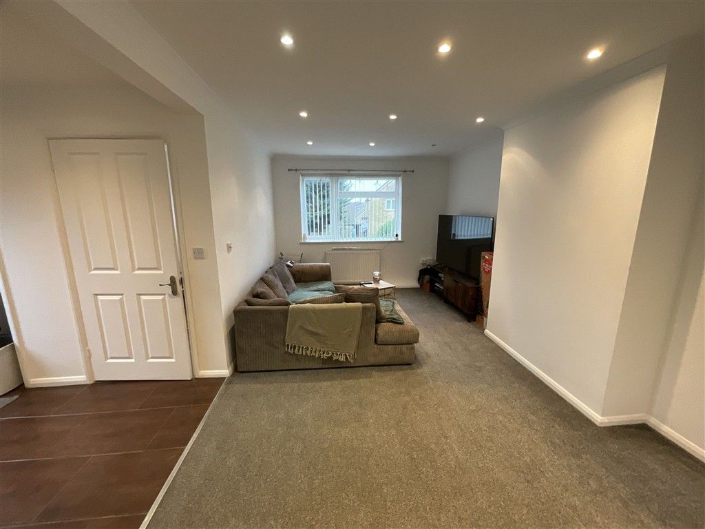 Property photo 3 of 7 Lounge