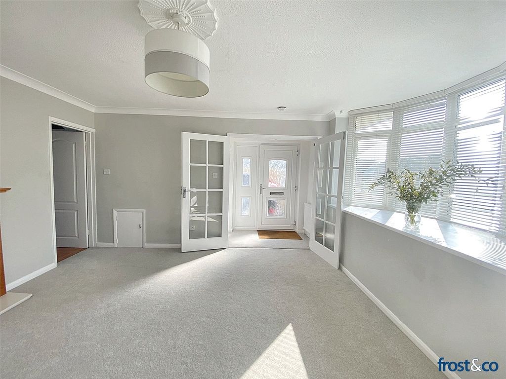 Property photo 3 of 20 Lounge