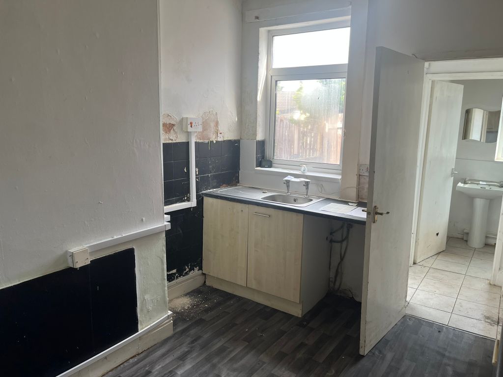 Property photo 3 of 6 Kitchen