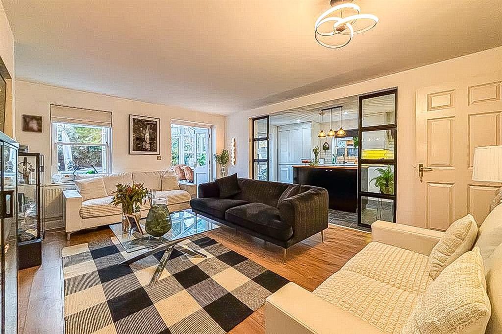 Property photo 2 of 24 Lounge