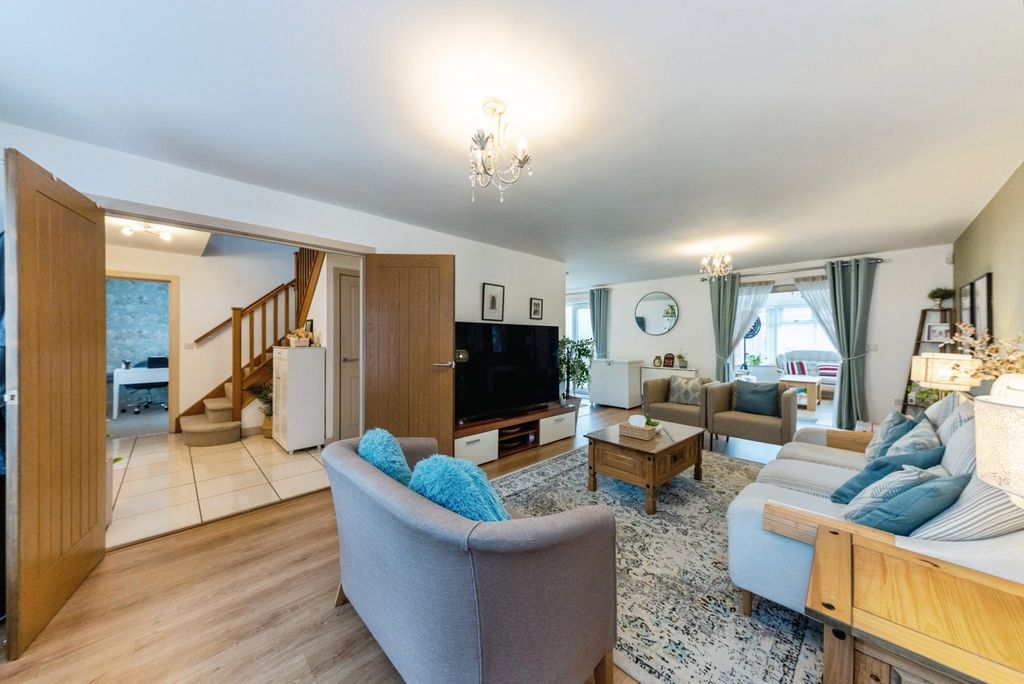 Property photo 3 of 32 Pbox-Img.Jpg