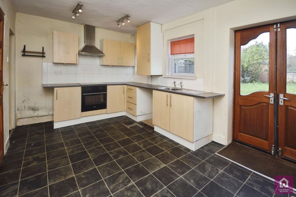 Property photo 3 of 10 Kitchen