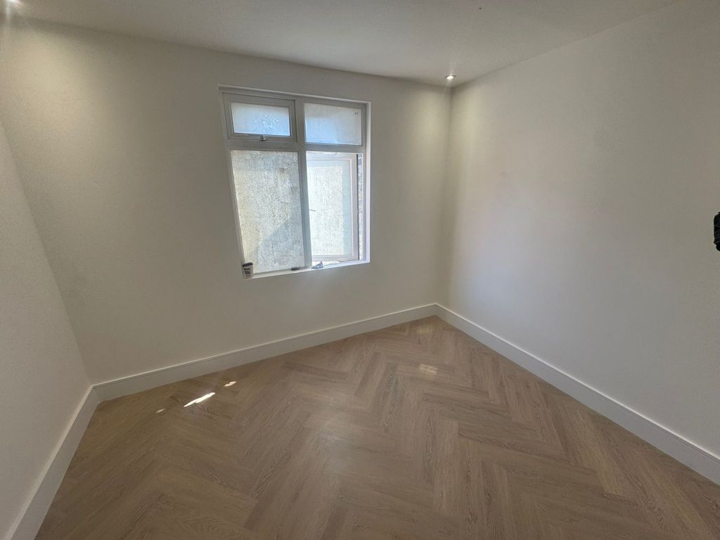 Property photo 1 of 8 3 Bed Flat To Rent