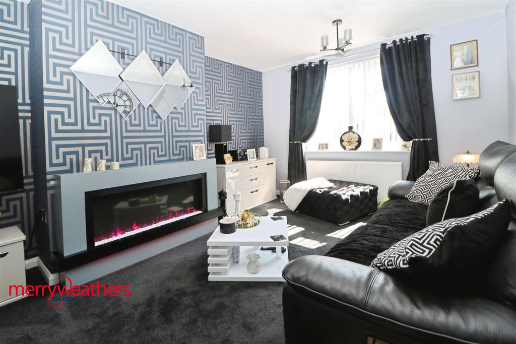 Property photo 3 of 20 Lounge