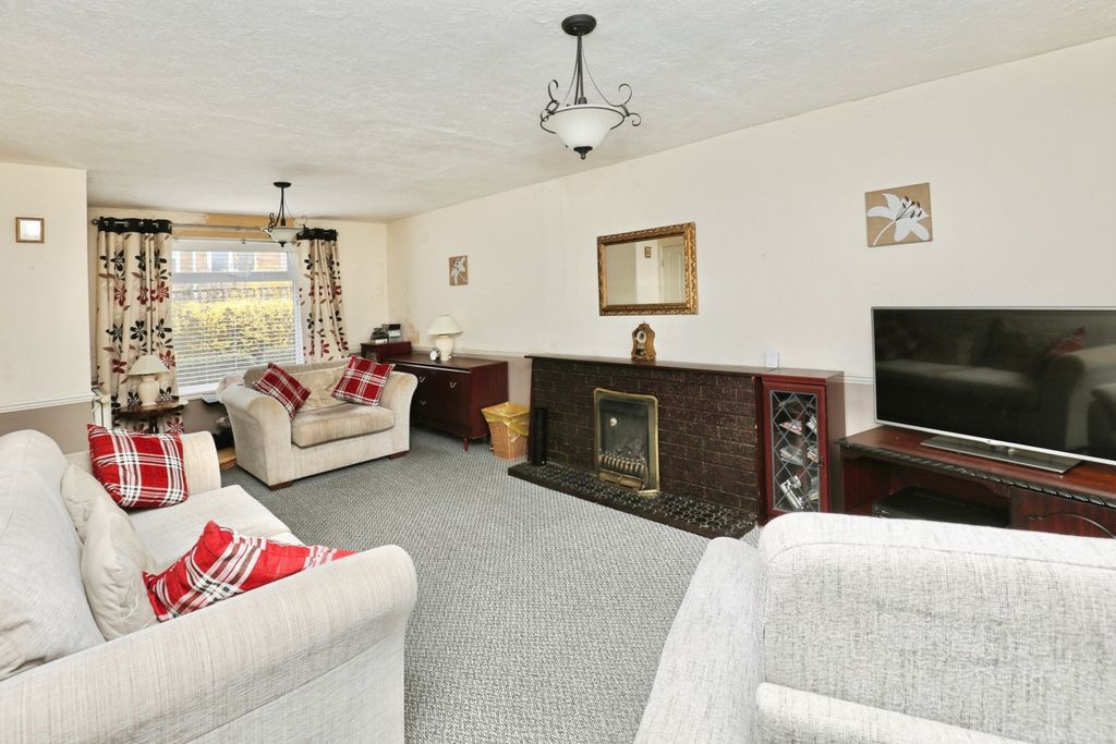 Property photo 3 of 15 Lounge