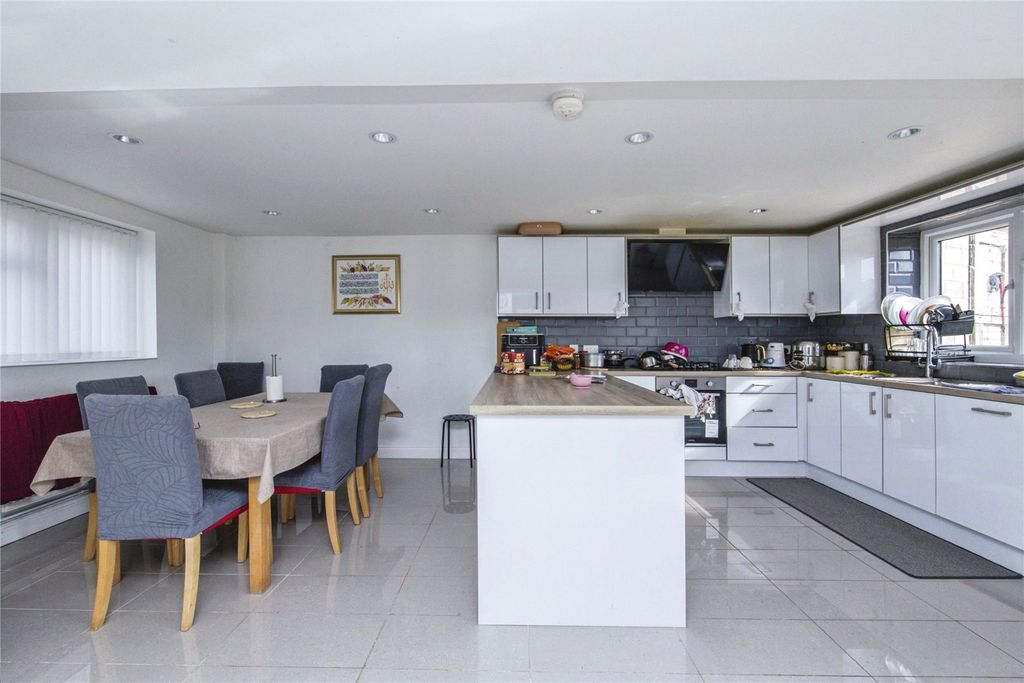 Property photo 3 of 15 Fitted Kitchen