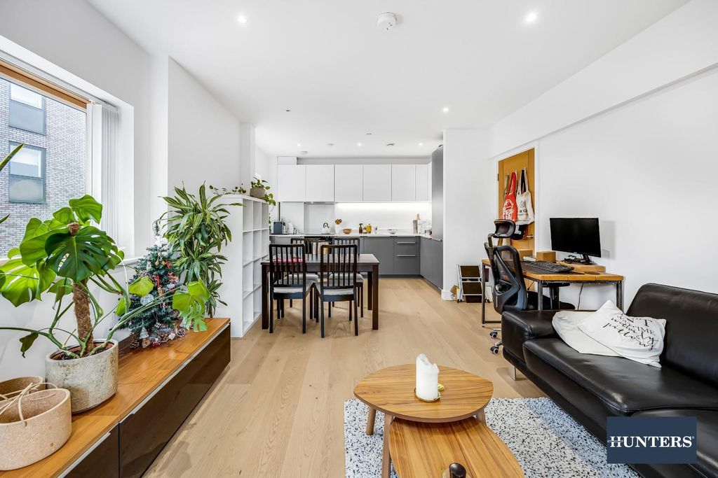 Property photo 2 of 17 Flat_1__167-169_Kingsland_Road-5.Jpg