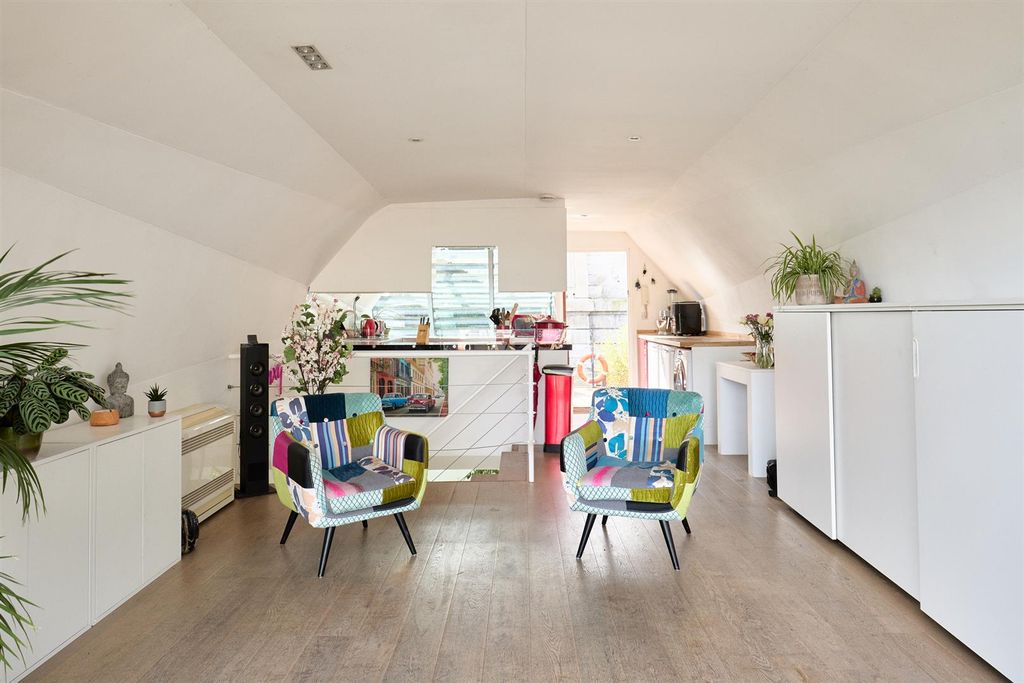 Property photo 2 of 28