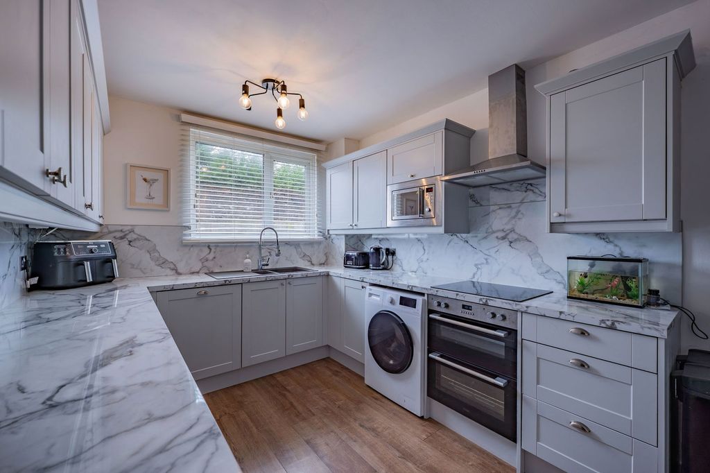 Property photo 3 of 28