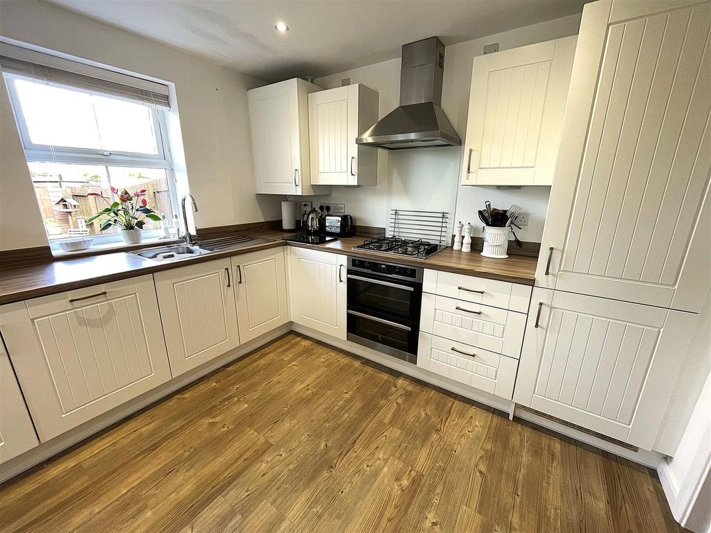 Property photo 3 of 27 Kitchen