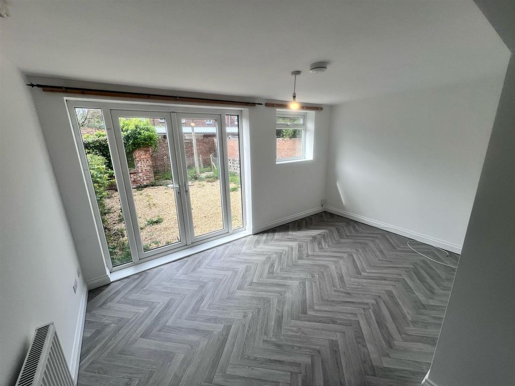 Property photo 3 of 14 Lounge Area.Jpg