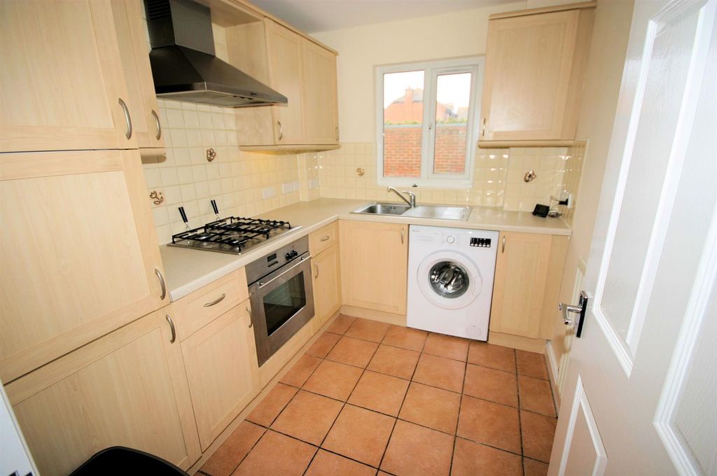 Property photo 3 of 12 Fitted Kitchen